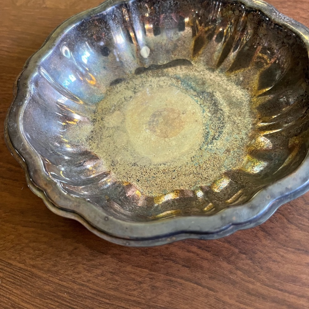 WM A Rogers Oneida LTD Scalloped candy dish